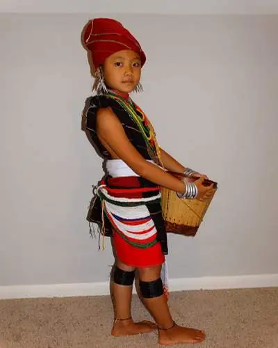 Kayah_Karenni Girl Hoding Basket